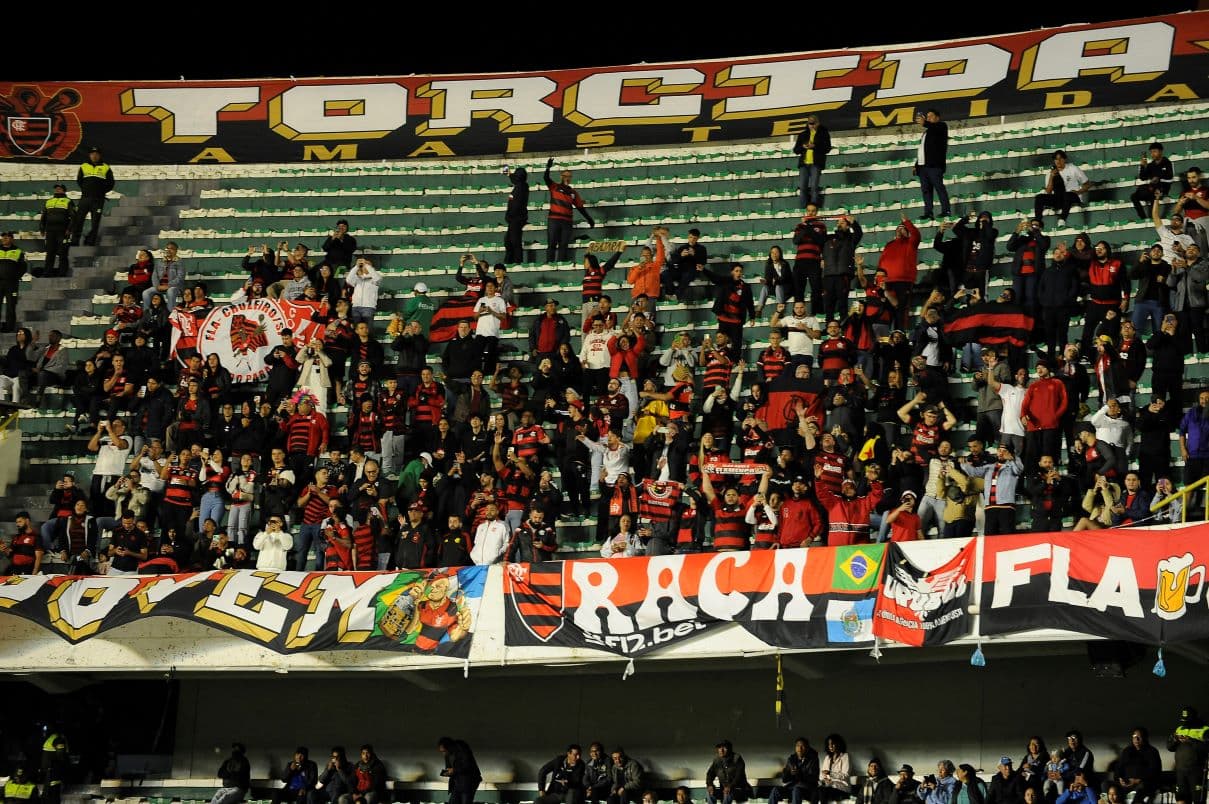 Torcida do Flamengo no estádio Hernando Siles, em La Paz, Bolívia