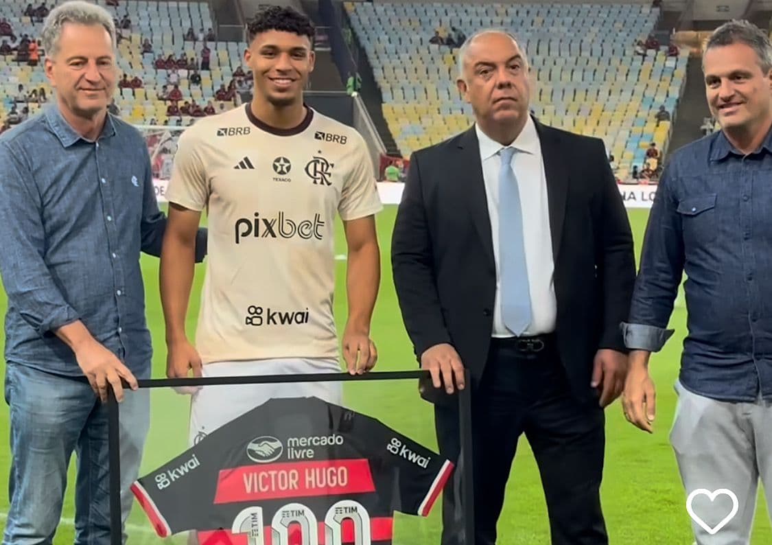 Flamengo homenageia Victor Hugo por 100 jogos
