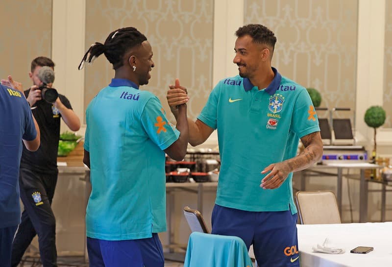 Vini Jr chega à Seleção Brasileira com novo visual