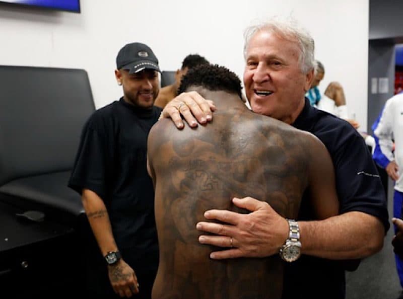 Zico abraçando Vini Jr, e dupla é observada por Neymar; Galinho não recebeu Bola de Ouro em 1983