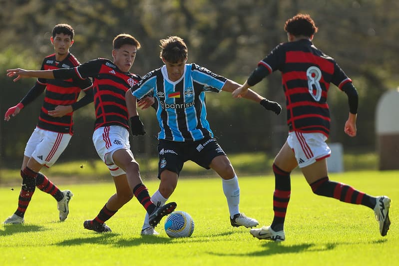 Jogadores do Flamengo marcando um atleta do Grêmio pelo brasileirão sub-17.