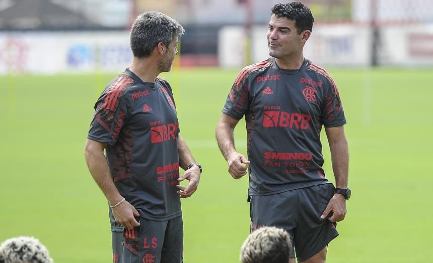 Antonio Gómez durante treinamento do Flamengo em 2022; ele fez parte da comissão de Paulo Sousa e agora foi campeão da Eurocopa com a Espanha
