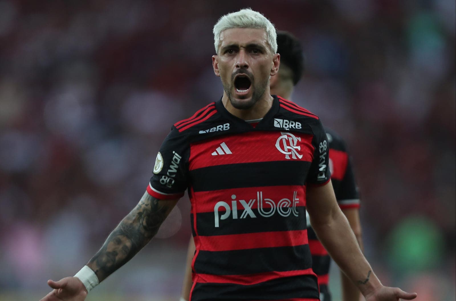Arrascaeta comemora gol pelo Flamengo