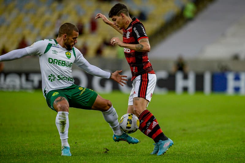 Ayrton Lucas em campo em Flamengo x Cuiabá, pelo Brasileirão 2022