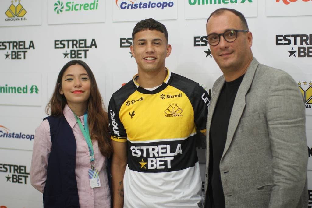 Baltasar Barcia posa para foto oficial na sua apresentação no Criciúma