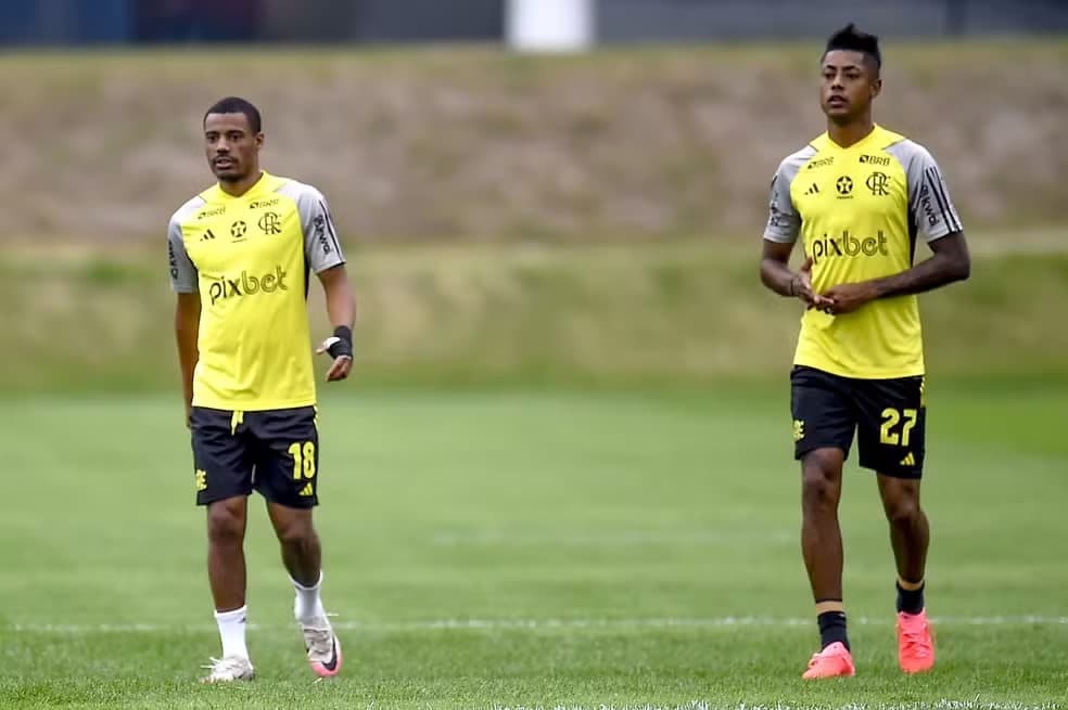 Bruno Henrique e De La Cruz treinando pelo Flamengo.