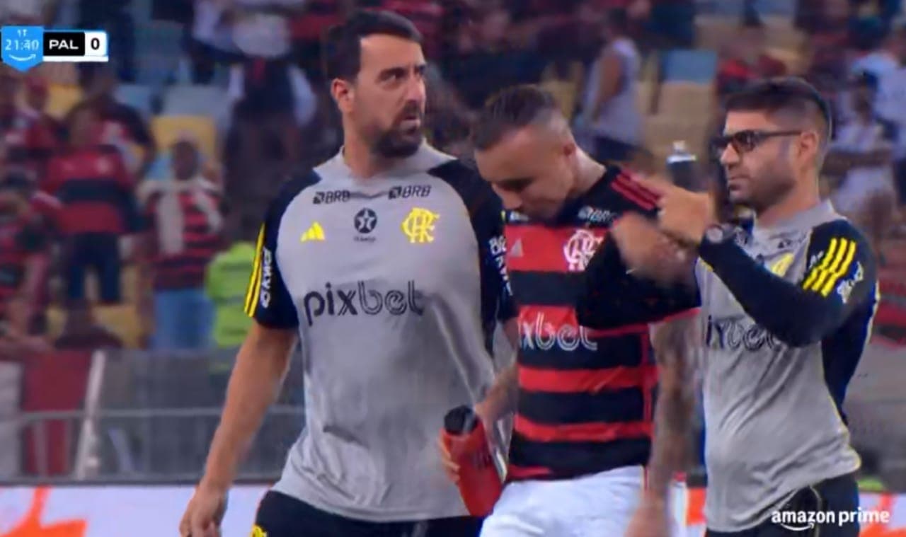 Everton Cebolinha sendo substituído após lesão.