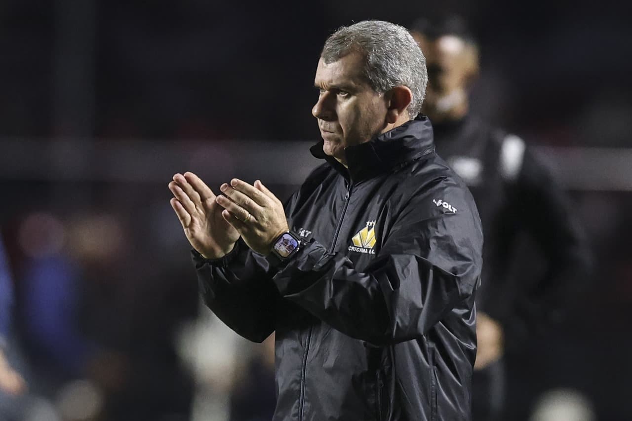 Cláudio Tencati, treinador do Criciúma, passa instruções na beira do campo durante duelo contra o São Paulo, pelo Brasileirão 2024