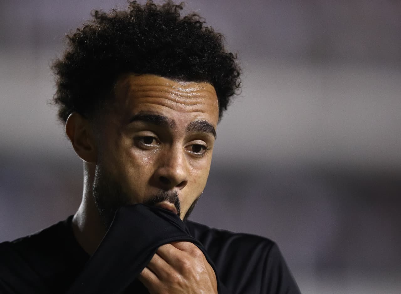 Claudinho limpa a boca com camisa durante jogo entre Bragantino e Santos em 2020; jogador segue esperando Zenit flexibilizar sua vinda ao Flamengo