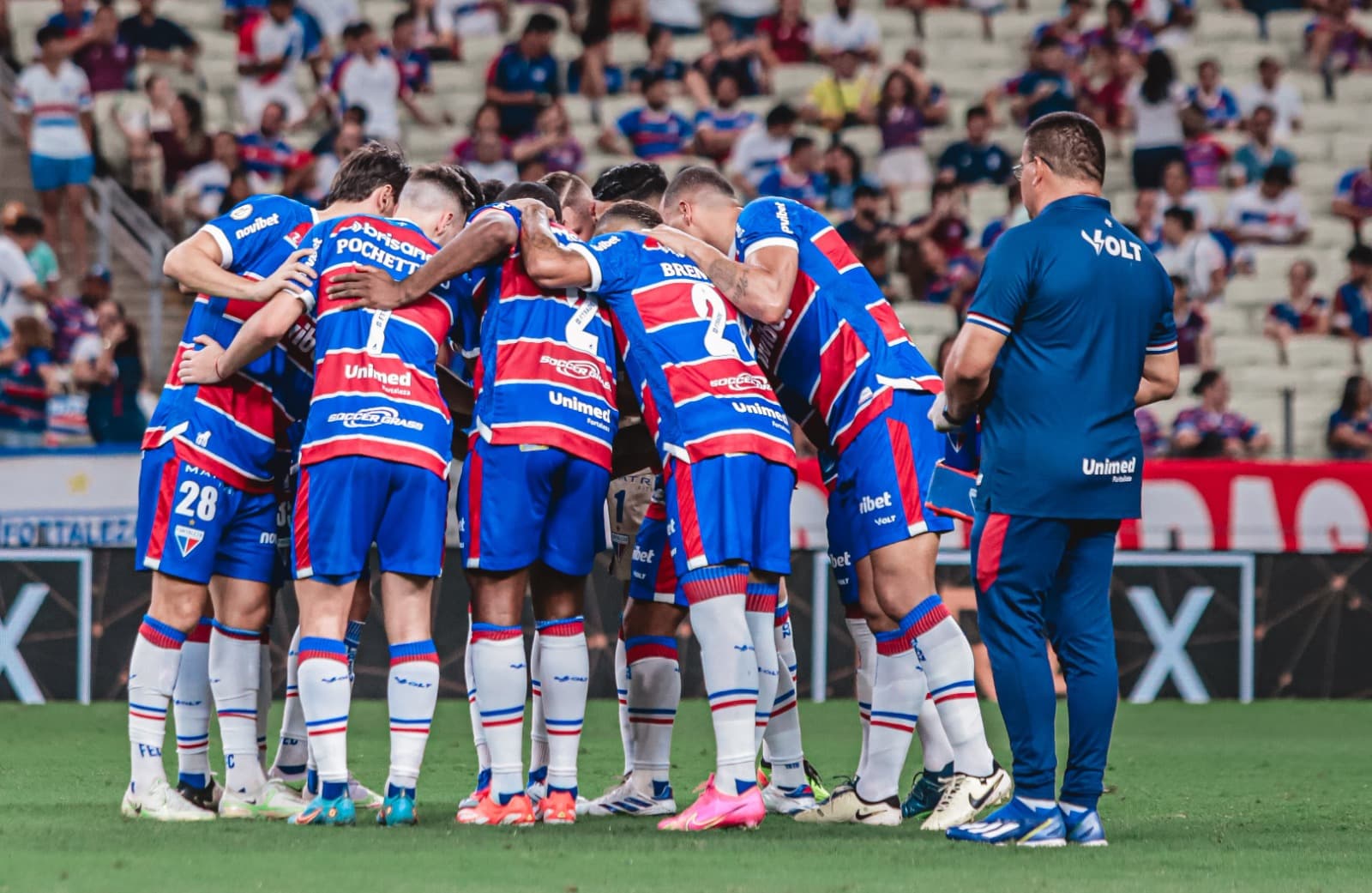 Time do Fortaleza reunido antes de jogo do Brasileirão; veja como equipe chega para enfrentar o Flamengo