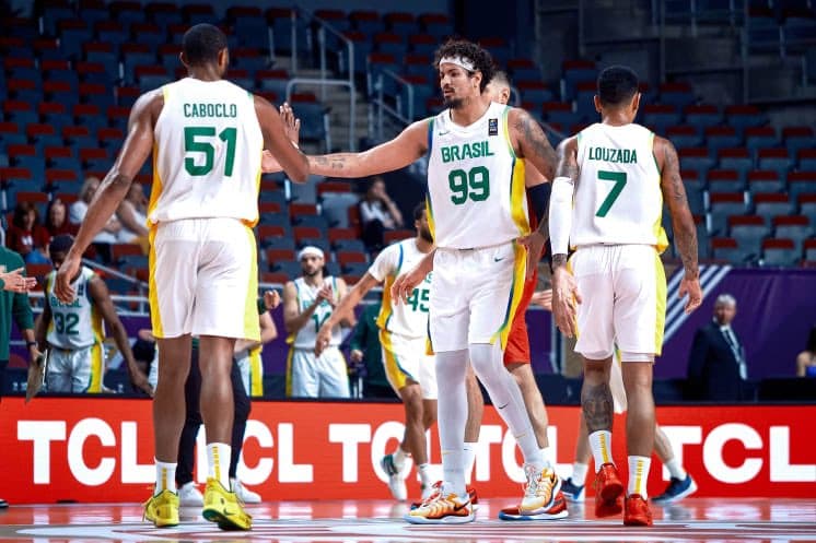 Bruno Cabloco, Lucas Dias e Didi Louzada em Brasil x Montenegro no Pré-Olímpico de Basquete