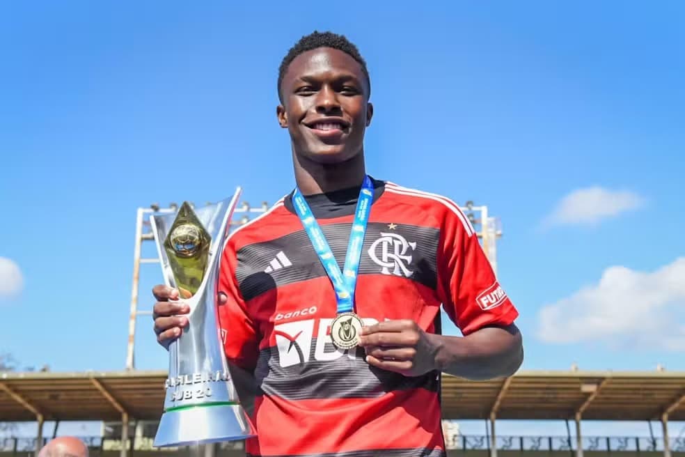 Diegão com a camisa do Flamengo; zagueiro acertou com o Paços Ferreira