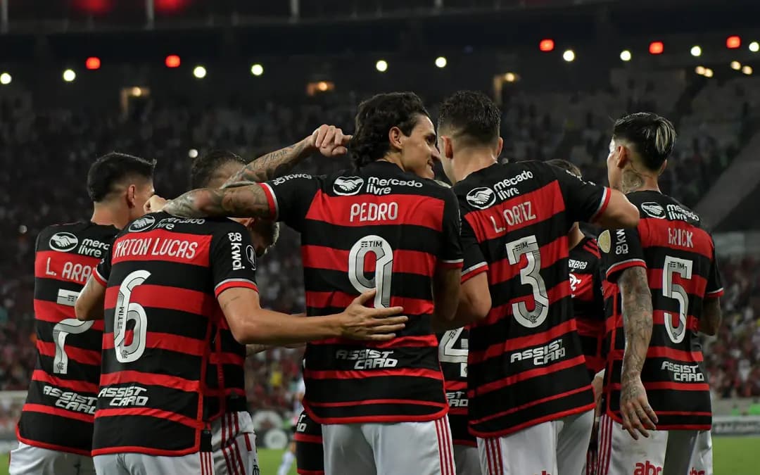 Luiz Araújo, Ayrton Lucas, Pedro, Léo Ortiz e Pulgar comemorando um gol do Flamengo