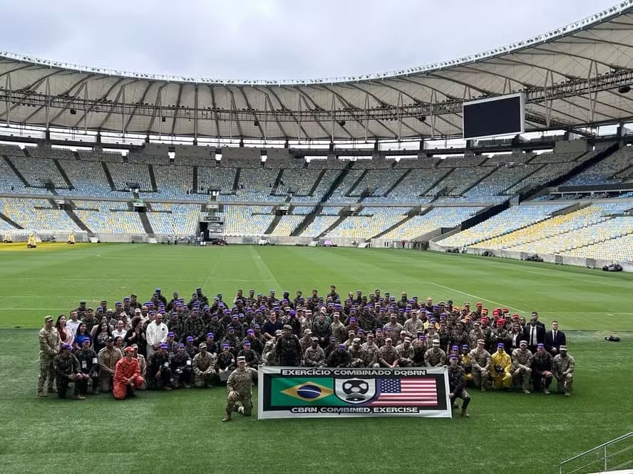 Exército e Guarda Nacional de Nova York fazendo treinamento no Maracanã