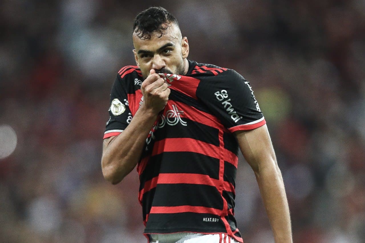 Fabrício Bruno beija escudo do Flamengo no Manto Sagrado durante comemoração do gol que deu a vitória do Mengão sobre o Cruzeiro