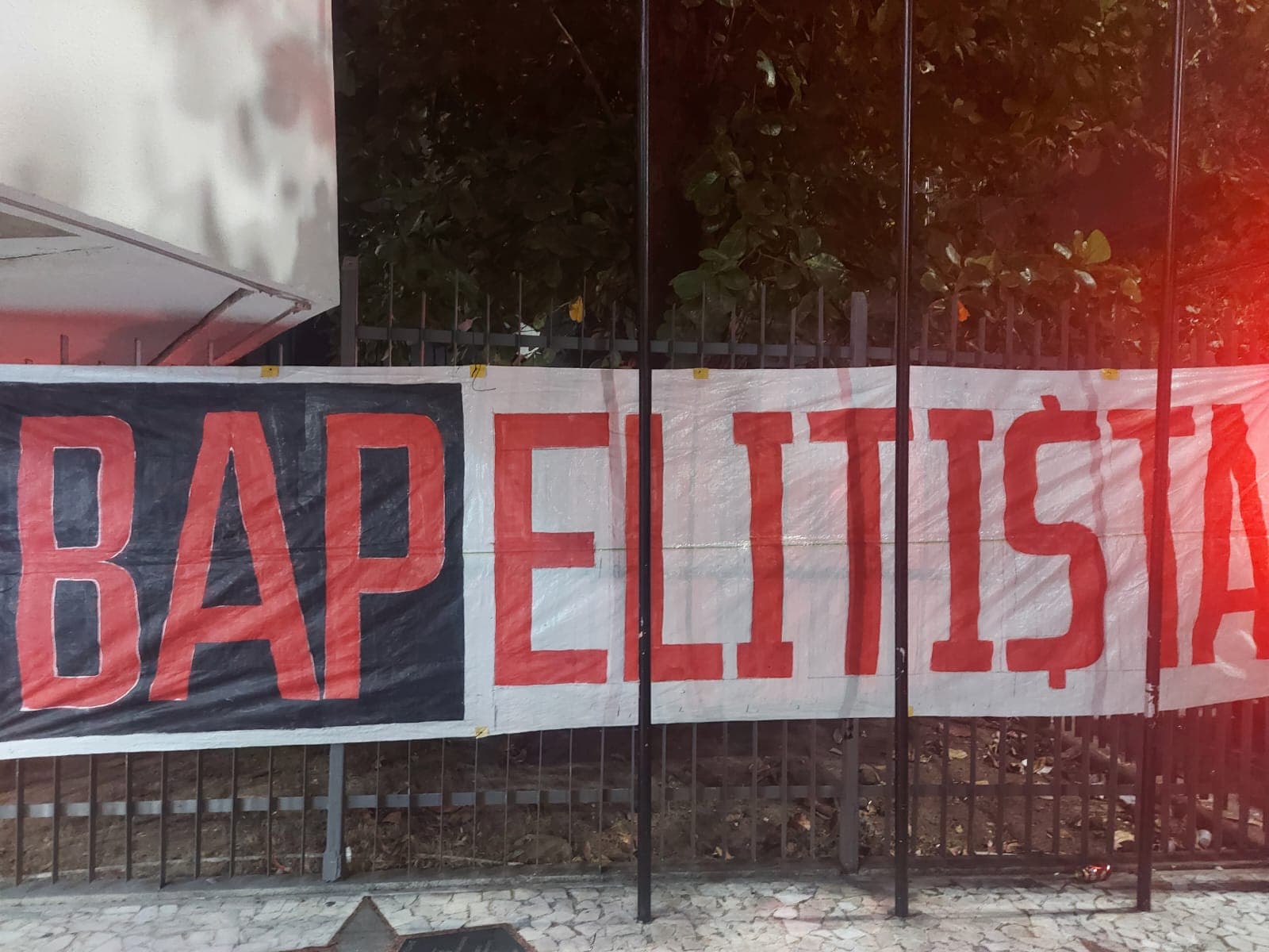 Faixa contra Bap no muro da sede do Flamengo, na Gávea