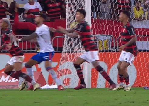 VAR analisa falta de Lucero em Wesley em Flamengo x Fortaleza
