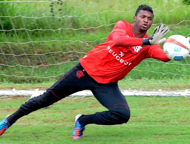 Felipe em treino do Flamengo em 2013; goleiro comentou processo de revolução financeira do clube