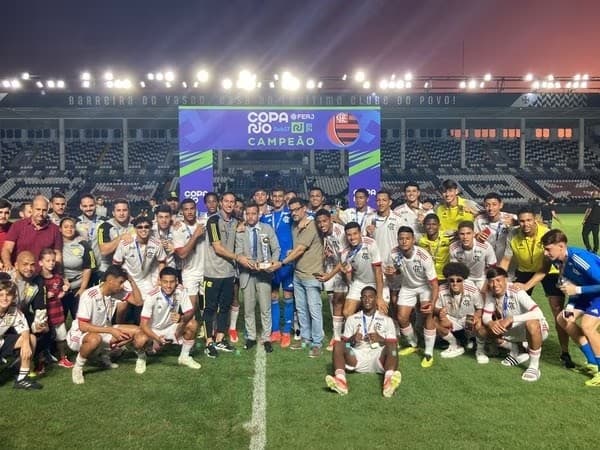 Filipe Luís e elenco do Mengão campeão da Copa Rio Sub-17