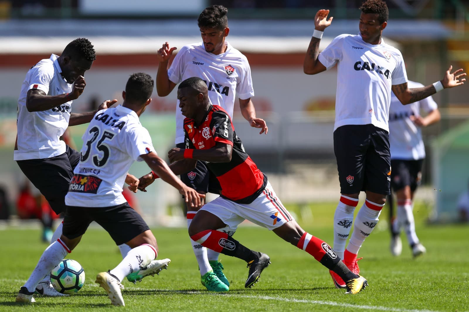 Vinícius Júnior em Flamengo x Vitória; times se enfrentam pelo Brasileirão
