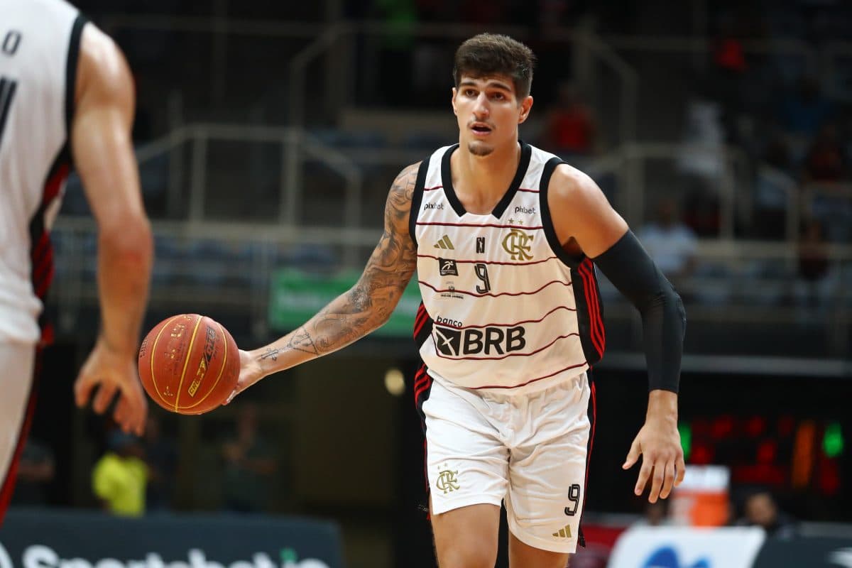 Jaú em quadra pelo Flamengo; ala/pivô deixou o clube e assinou com time da Grécia