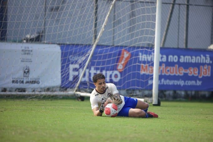 Goleiro Raphael, do sub-20, se recupera de câncer e volta a atuar após 11 meses.