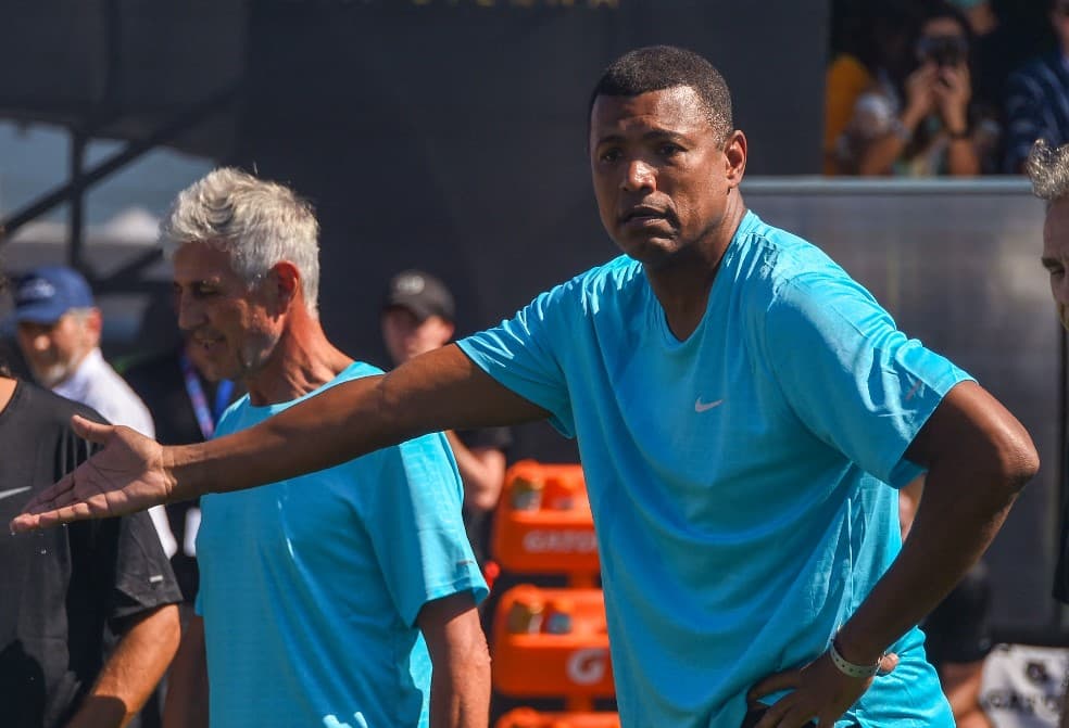 Júnior Baiano gesticula em jogo de fun fest em Montevideu horas antes de Flamengo x Palmeiras pela final da Libertadores 2021