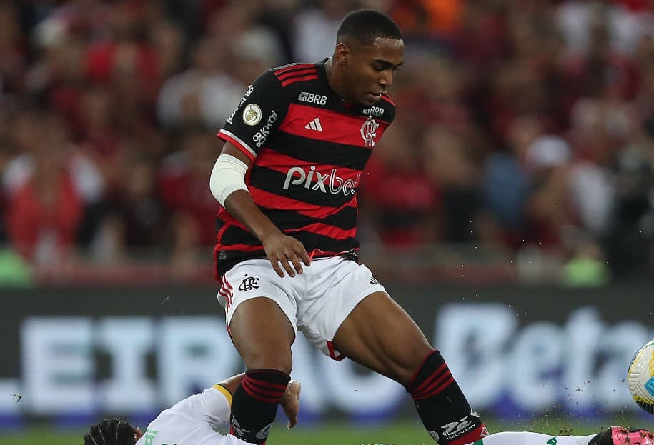 Lorran em campo durante partida entre Flamengo e Cuiabá no Brasileirão 2024