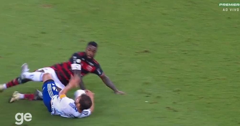 Lucas Silva põe mão na bola no gol do Cruzeiro contra o Flamengo