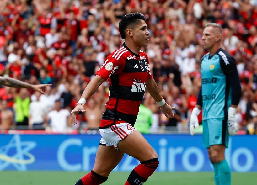 Luiz Araújo, do Flamengo, celebra gol contra Cuiabá com braços abertos