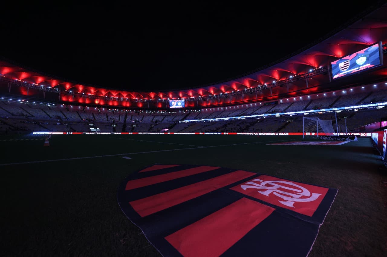Maracanã vazio, de noite, com luzes rubro-negras em dia de jogo do Flamengo