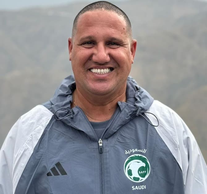 Mario Jorge com casaco da Arábia Saudita em sua primera semana de trabalho com sub-17 do país; treinador falou sobre período no Flamengo e novos desafios