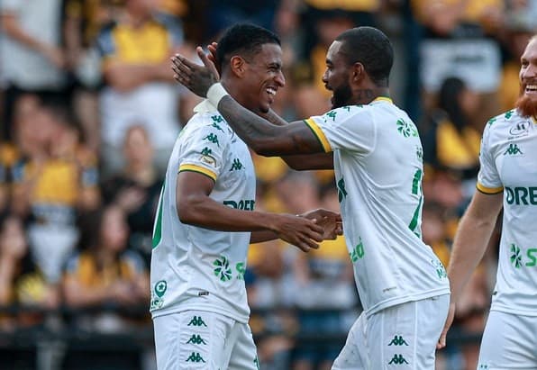 Max e Ramon, crias do Flamengo que hoje atuam pelo Cuiabá, se abraçam após gol do meia no Brasileirão 2024