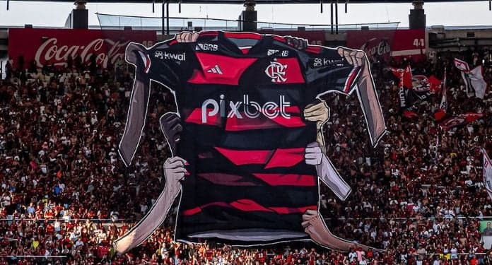 Mosaico com Manto Sagrado feito pela torcida do Flamengo no Maracanã