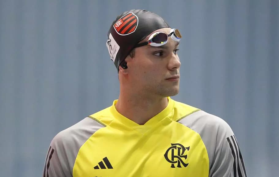 Murilo Sartori em competição pelo Flamengo; nadador vai representar natação do clube nas Olimpíadas de Paris