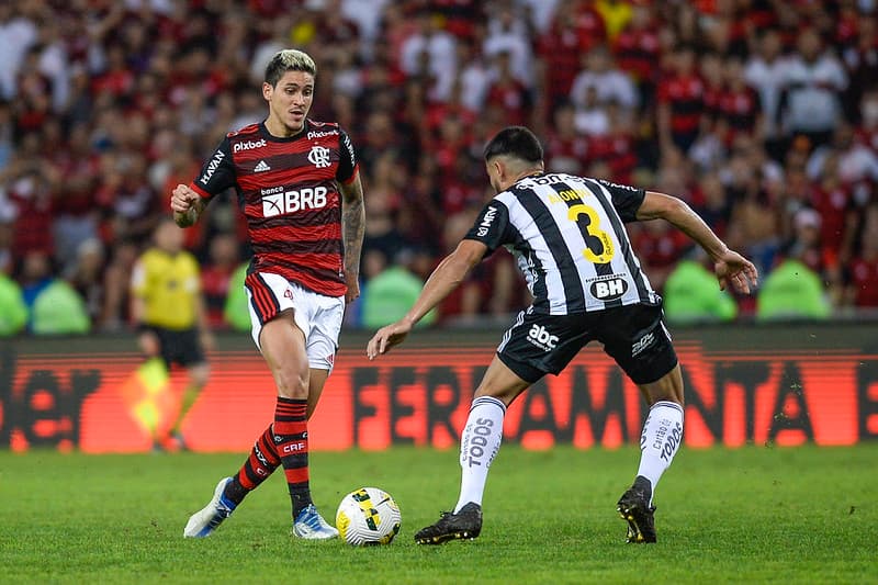 Pedro em campo em Flamengo x Atlético-MG; times se enfrentam nesta quarta pelo Brasileirão