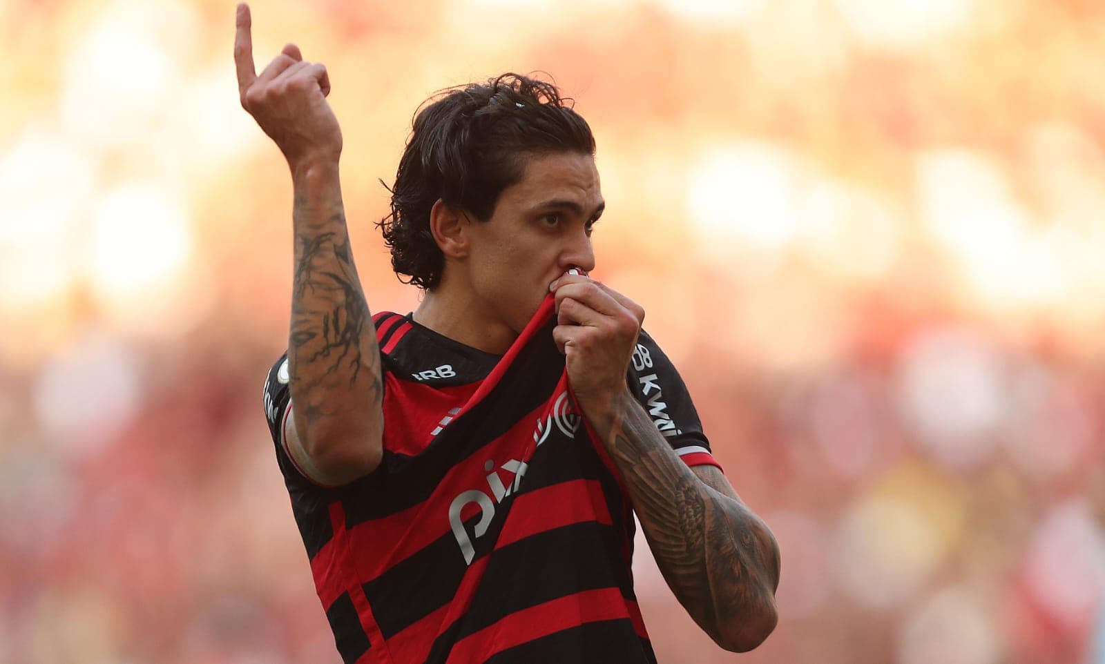 Pedro beija escudo do Flamengo