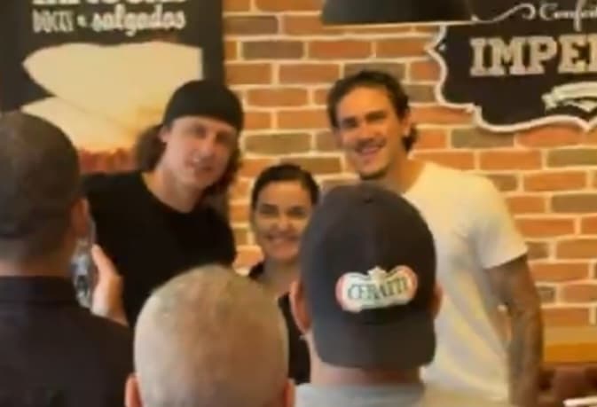 Pedro e David Luiz em padaria na Tijuca