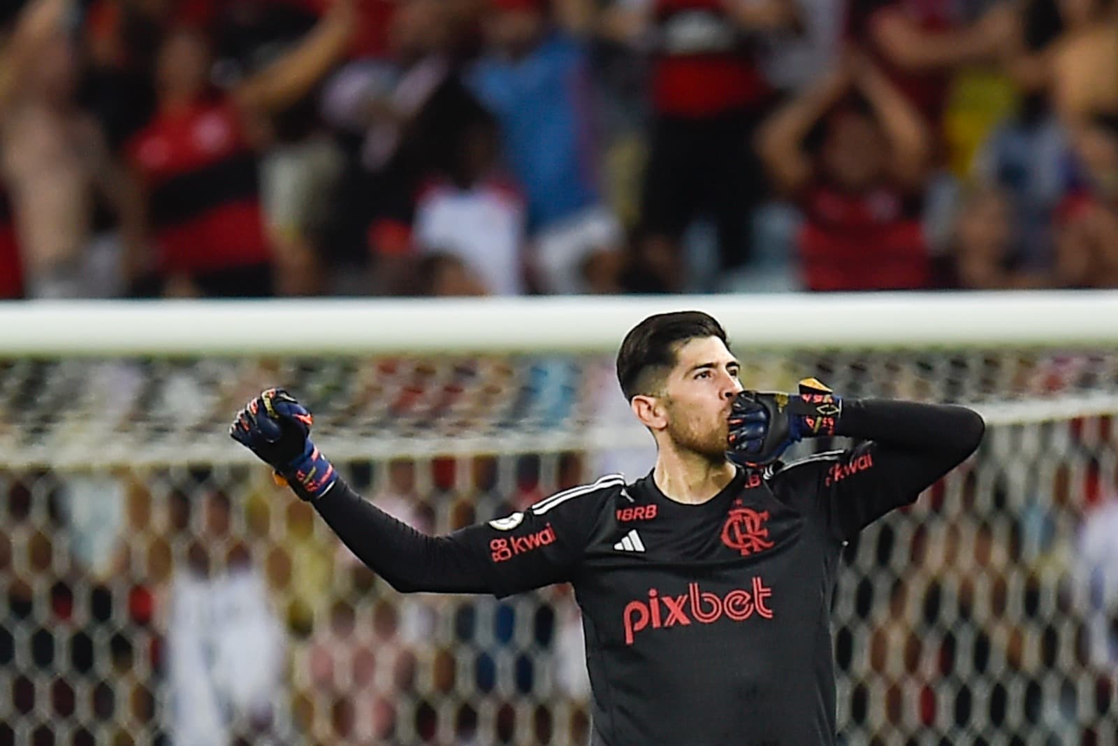 Rossi em campo em Flamengo x Cruzeiro; goleiro exaltou elenco e trabalho de Tite após vitória
