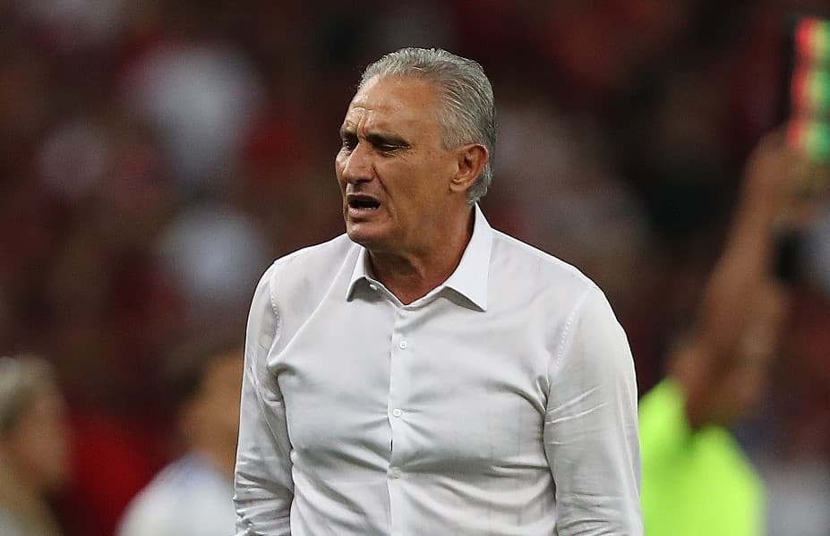 Tite na beira de campo de jogo do Flamengo; treinador explicou saída de Werton e Lorran em Flamengo x Cuiabá