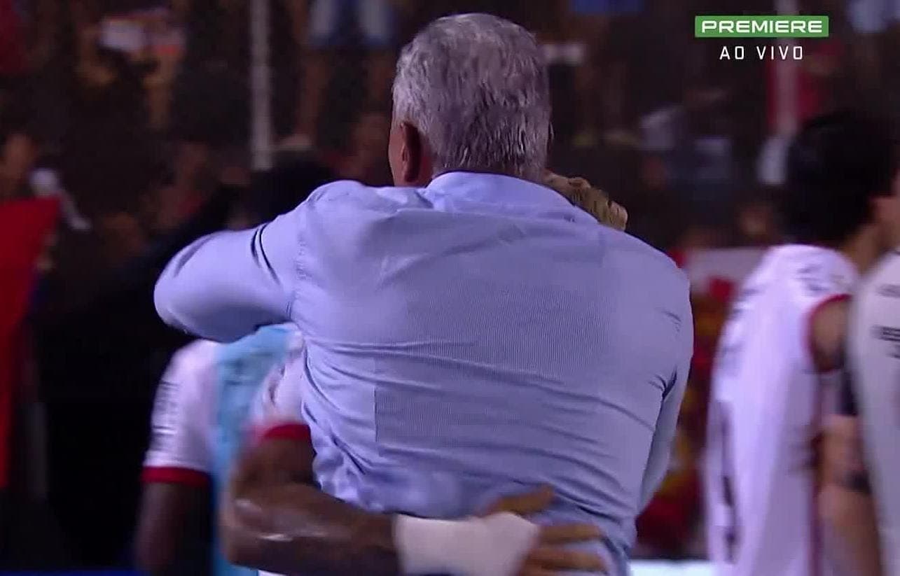 Tite abraça Gabigol no gol do Flamengo