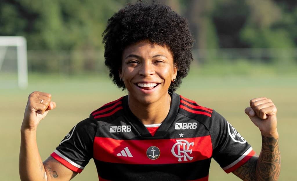 Valéria Cantuário posa sorridente para primeira foto oficial como nova jogadora do time feminino do Flamengo