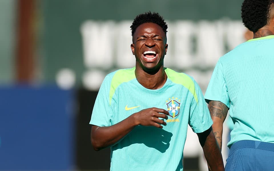 Vini Jr caminha sorridente durante treino preparatório da Seleção Brasileira para a Copa América 2024