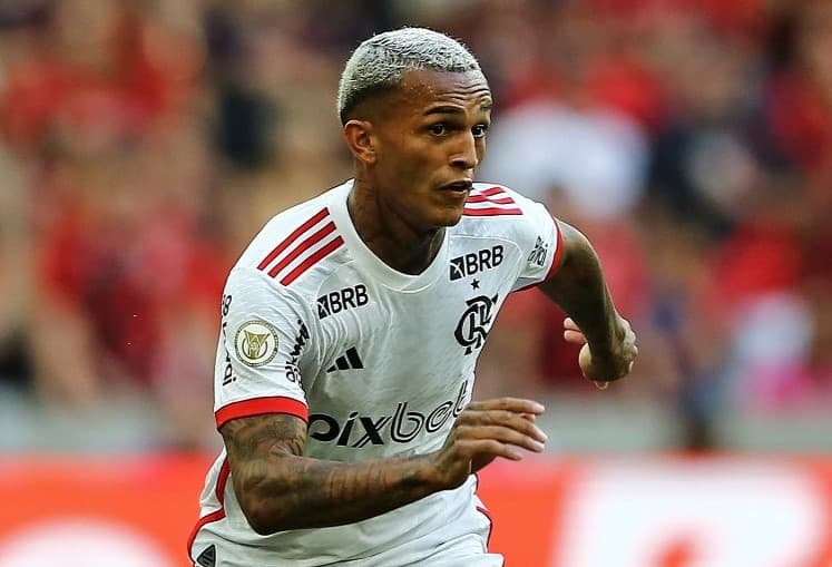 Wesley em campo pelo Flamengo; diretoria recusa ofertas pelo lateral e entende que pode ter lucro maior