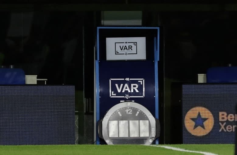 Cabine do VAR vazia na beira de campo. CBF definiu árbitro de vídeo para Flamengo x Fortaleza