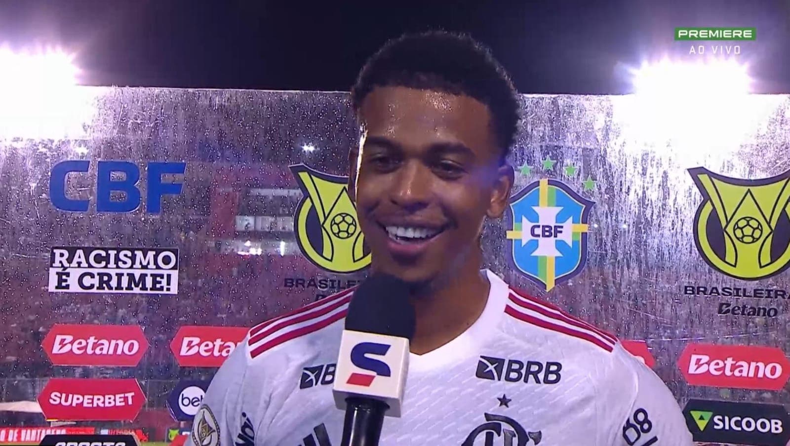 carlinhos após gol pelo flamengo contra o vitória