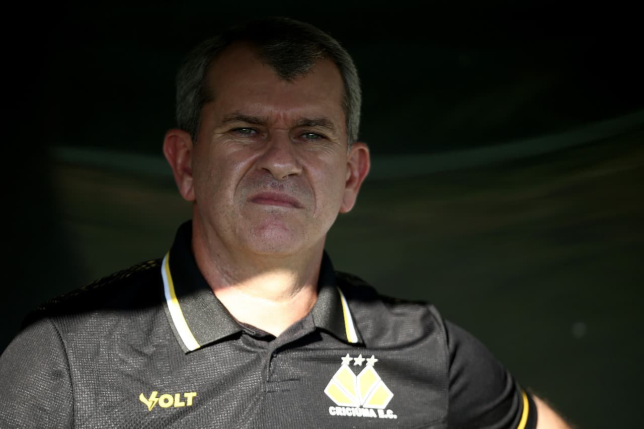 Claudio Tencati, treinador do Criciúma, se esconde do sol durante jogo pelo Brasileirão 2024