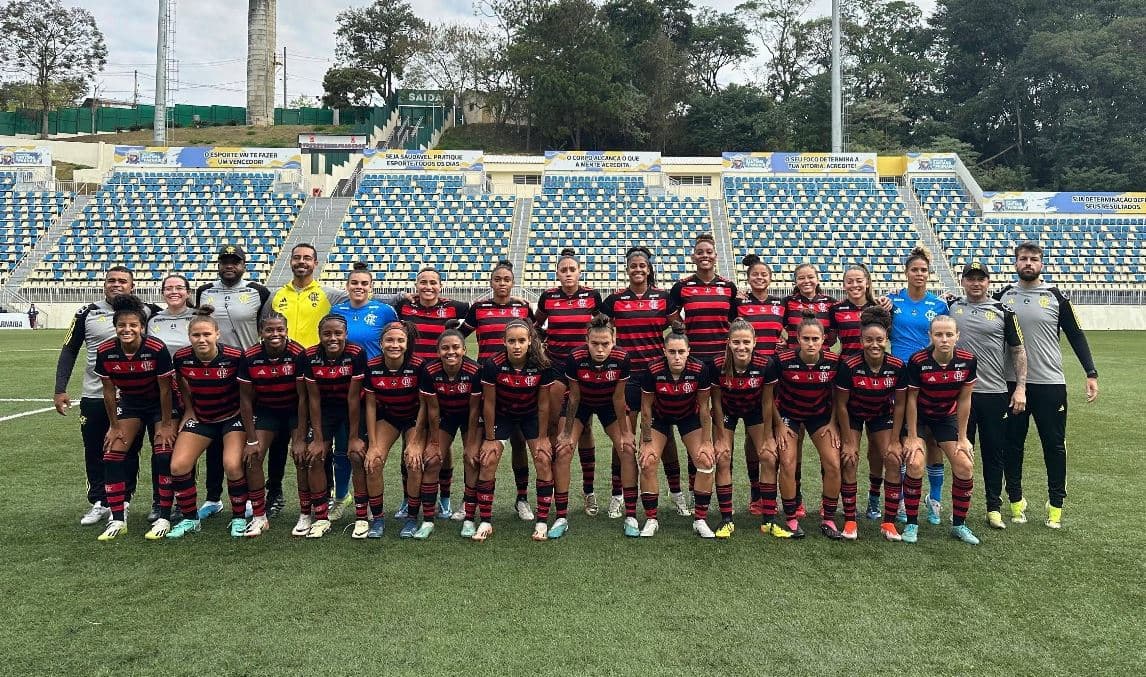 Time feminino do Flamengo posicionada para foto antes de jogo