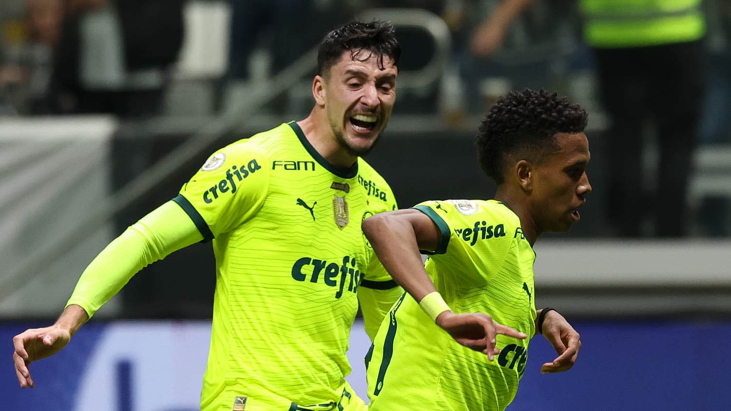 Joaquin Piquerez e Estevão celebrando um gol do Palmeiras