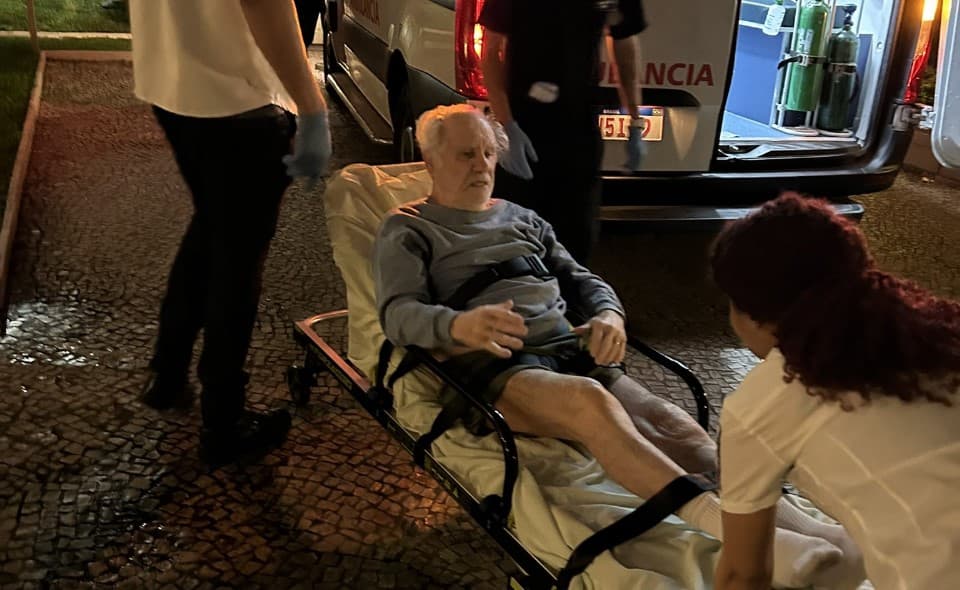 Evaristo de Macedo, ídolo do Flamengo, em maca sendo levado a hospital após ter fraturado o fêmur